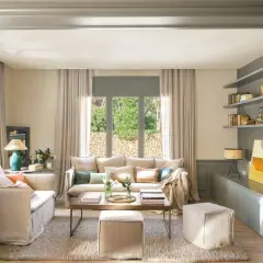 Salones beige y gris con sofás cómodos, mesa de centro de madera y estanterías llenas de libros.
