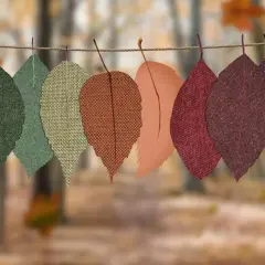 Hojas de tela de otoño colgadas en una cuerda. ¡Ideas creativas que hacer con retales de tela para decorar!