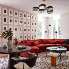 Un sofá rojo vibrante es el centro de atención en esta sala de estar moderna. Descubre cómo combinar un sofá rojo con arte abstracto y mobiliario ecléctico.