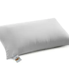 Almohada gris con etiqueta, rellena de fibra hueca siliconada para máximo confort.