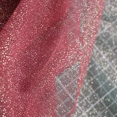 Tela de tul color vino con destellos dorados, ideal para disfraces o decoración festiva.