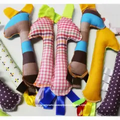 Manualidades de costura para el hogar: jirafas de tela de colores, algunas con cintas y estampados, perfectas para decorar o regalar.