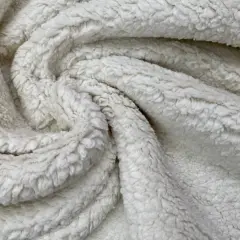 Textura suave y esponjosa de que es la felpa, ideal para mantas acogedoras.