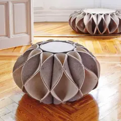 Asientos modernos que demuestran que es fieltro, con un diseño orgánico y texturas acogedoras sobre un suelo de madera pulida.