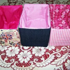 Cajas forradas con tela: una con estampado de Union Jack, otra de mezclilla azul y la tercera con cuadros rosas.