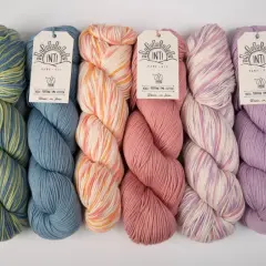 Ovillos de lana de algodón Pima peruano en tonos pastel y degradados. Sus propiedades naturales lo hacen ideal para prendas suaves.