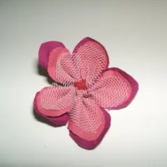 Flor de tela rosa y fucsia, con malla blanca. Ideal para aprender cómo hacer una flor de tela.
