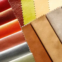 Muestras de polipiel en diversos colores vibrantes y tonos tierra, con texturas que imitan el cuero.