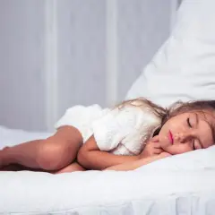 Niña duerme plácidamente, ajena a los leves espasmos de mioclonias del sueño que a veces la sacuden.