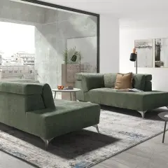 Ideas para colocar dos sofás en un salón pequeño: un diseño moderno con sofás modulares verdes, alfombra abstracta y ventanales.