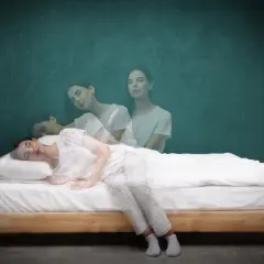 Mujer en cama, con múltiples imágenes fantasmales de sí misma en diferentes posiciones, como si estuviera haciendo cosas dormida y no acordarse.