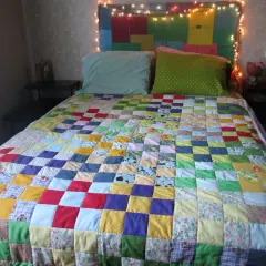 Colcha de patchwork colorida, ideal para aprender como hacer una colcha de patchwork.