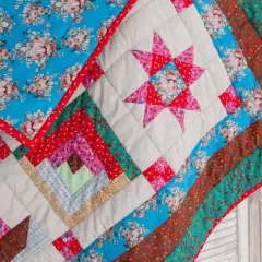 Manta de retazos con estrellas y bloques de troncos. Diseños florales y colores vibrantes, perfectos para cosas de patchwork fáciles.