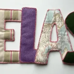 Letras de tela "TEXAS" cosidas a mano. Aprende como hacer letras de tela para coser con diferentes texturas y estampados.