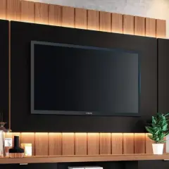 Elegante decoración pared TV salón con panel negro, listones de madera y luz cálida. Un toque moderno y acogedor.