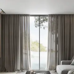 Cortinas de tela gruesa y visillo, cubriendo un gran ventanal con vistas al exterior.