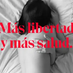 Persona durmiendo en la cama, con texto rojo que dice "Más libertad y más salud". Descubre los beneficios de dormir sin ropa interior.