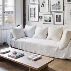 Sofá cheslong blanco con cojines mullidos, perfecto para saber como colocar cojines en un sofa cheslong y crear un rincón acogedor.