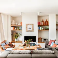 Ideas para cómo distribuir un salón comedor cuadrado: sofás modulares, mesa de centro de madera y estanterías con decoración.