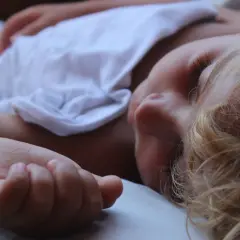Niño rubio de 12 años durmiendo plácidamente, ajeno a cualquier posible sonambulismo nocturno.