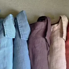 Camisas de lino en varios tonos, mostrando la diferencia entre lino y lino lavado por su textura y caída.