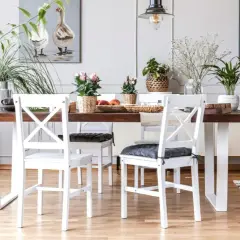 Comedor con mesa de madera oscura y sillas blancas, un ejemplo perfecto de cómo combinar muebles blancos y madera oscura para un estilo acogedor.
