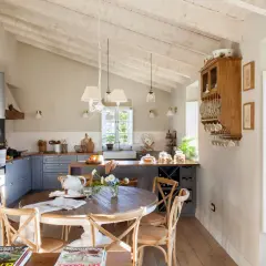 Cocina rústica con encanto. Ideas para decorar casa de pueblo con poco dinero: muebles grises, madera y detalles vintage.