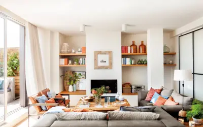 Ideas para cómo distribuir un salón comedor cuadrado: sofás modulares, mesa de centro de madera y estanterías con decoración.