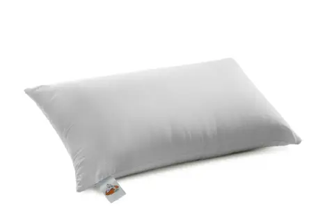 Almohada gris con etiqueta, rellena de fibra hueca siliconada para máximo confort.