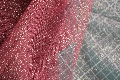 Tela de tul color vino con destellos dorados, ideal para disfraces o decoración festiva.