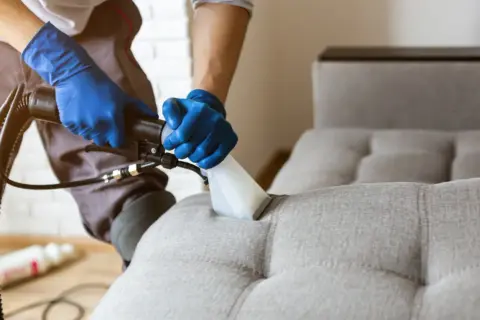 Limpieza profesional para quitar manchas del sofá de tela antimanchas.