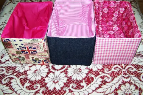 Cajas forradas con tela: una con estampado de Union Jack, otra de mezclilla azul y la tercera con cuadros rosas.