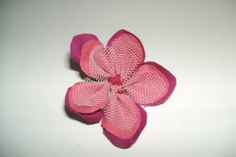 Flor de tela rosa y fucsia, con malla blanca. Ideal para aprender cómo hacer una flor de tela.
