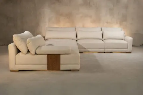 Sofá modular beige con cojines mullidos, detalles de madera y una textura que evoca nombres de telas como lino o algodón.