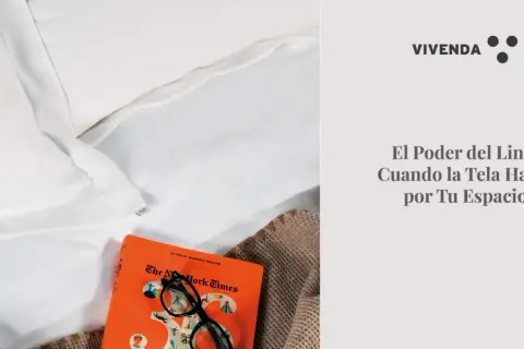 Suavidad y elegancia en blanco. El lino, protagonista de un espacio acogedor, junto a un libro y gafas.