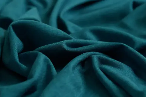 Tejido de punto azul verdoso, suave y fluido. Ideal para saber qué tejido es más fresco para el verano.