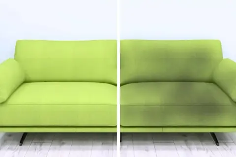 Sofá verde antes y después de usar amoniaco para limpiar sofá. La parte derecha muestra una mancha oscura.
