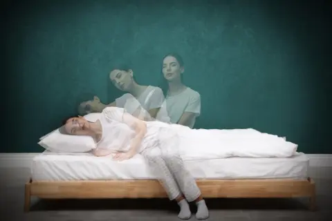 Mujer en cama, con múltiples imágenes fantasmales de sí misma en diferentes posiciones, como si estuviera haciendo cosas dormida y no acordarse.