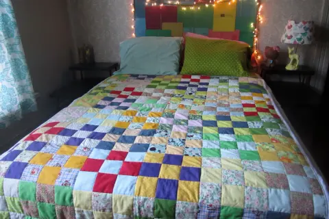 Colcha de patchwork colorida, ideal para aprender como hacer una colcha de patchwork.
