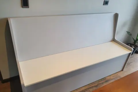 Un banco moderno con respaldo alto, listo para tapizar. Perfecto para añadir comodidad y estilo a cualquier espacio.