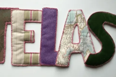 Letras de tela "TEXAS" cosidas a mano. Aprende como hacer letras de tela para coser con diferentes texturas y estampados.