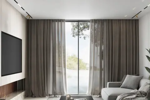 Cortinas de tela gruesa y visillo, cubriendo un gran ventanal con vistas al exterior.