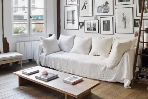 Sofá cheslong blanco con cojines mullidos, perfecto para saber como colocar cojines en un sofa cheslong y crear un rincón acogedor.