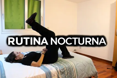 Rutina nocturna para aliviar la artrosis lumbar. Mujer haciendo ejercicio en la cama.