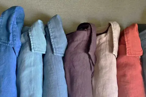 Camisas de lino en varios tonos, mostrando la diferencia entre lino y lino lavado por su textura y caída.