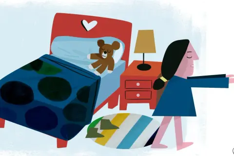 Una niña camina con los ojos cerrados, como si fuera sonámbula, mientras su osito duerme en la cama.