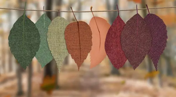 Hojas de tela de otoño colgadas en una cuerda. ¡Ideas creativas que hacer con retales de tela para decorar!