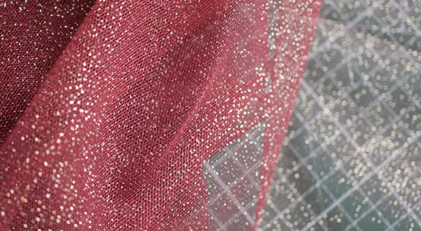 Tela de tul color vino con destellos dorados, ideal para disfraces o decoración festiva.