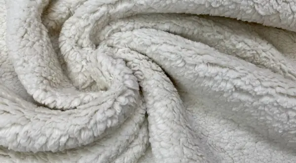 Textura suave y esponjosa de que es la felpa, ideal para mantas acogedoras.