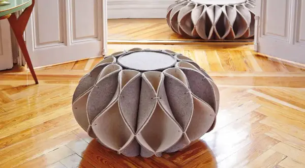 Asientos modernos que demuestran que es fieltro, con un diseño orgánico y texturas acogedoras sobre un suelo de madera pulida.